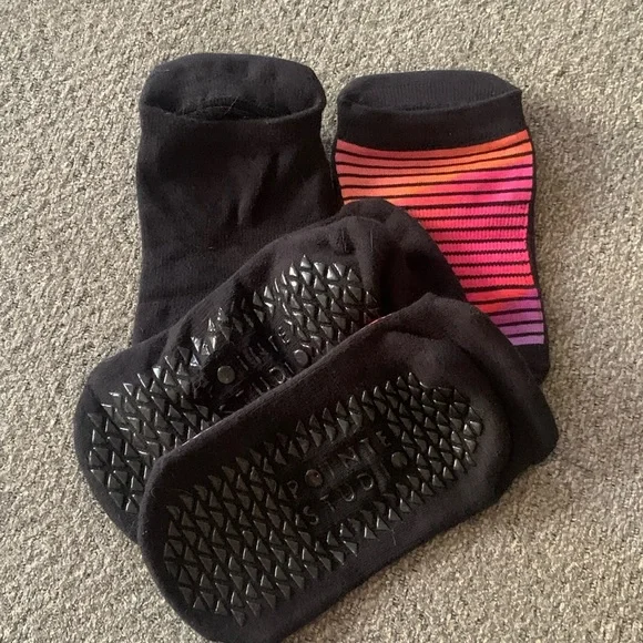 NWOT Pointe Studio Black Solid & Retro Striped Pilates Grip Sock S/M Set of 2 - Picture 8 of 9